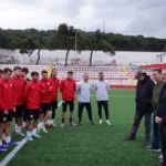 Ayvalık Belediye Başkanı Mesut Ergin yenilenen spor tesislerini incelerken