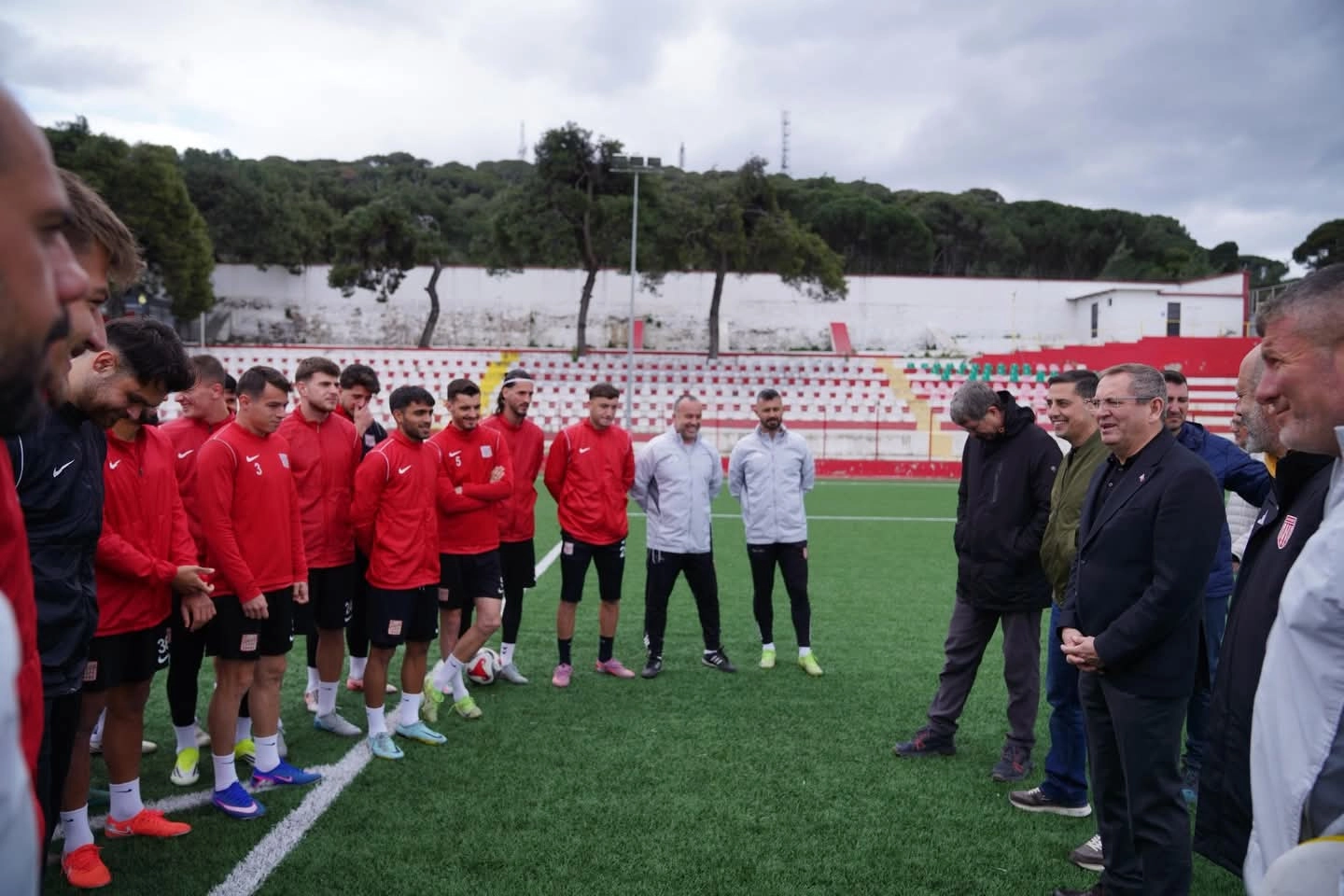 Ayvalık Belediye Başkanı Mesut Ergin yenilenen spor tesislerini incelerken