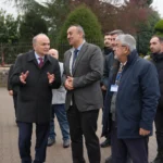 Düzce Belediye Başkanı Faruk Özlü, bayram arifesinde Düzce Şehir Mezarlığı'nda vatandaşlarla sohbet ediyor.