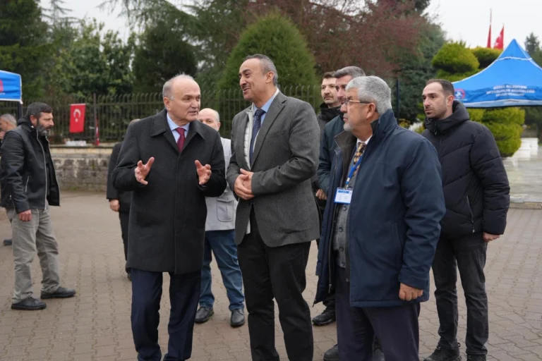 Düzce Belediye Başkanı Faruk Özlü, bayram arifesinde Düzce Şehir Mezarlığı'nda vatandaşlarla sohbet ediyor.