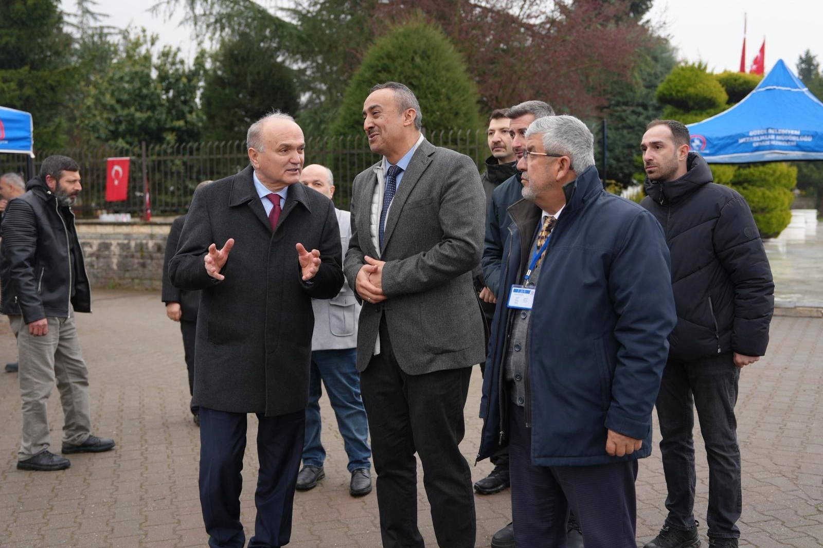 Düzce Belediye Başkanı Faruk Özlü, bayram arifesinde Düzce Şehir Mezarlığı'nda vatandaşlarla sohbet ediyor.