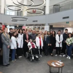 Nilüfer Belediye Başkanı Şadi Özdemir sağlık çalışanlarına teşekkür ederken