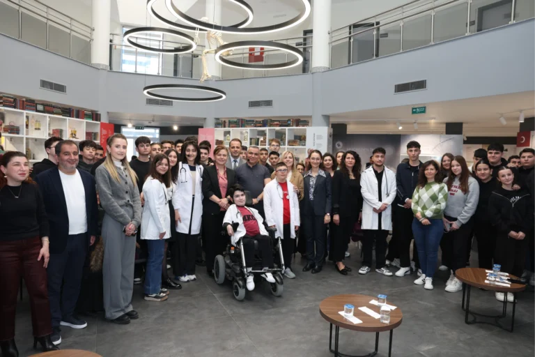 Nilüfer Belediye Başkanı Şadi Özdemir sağlık çalışanlarına teşekkür ederken