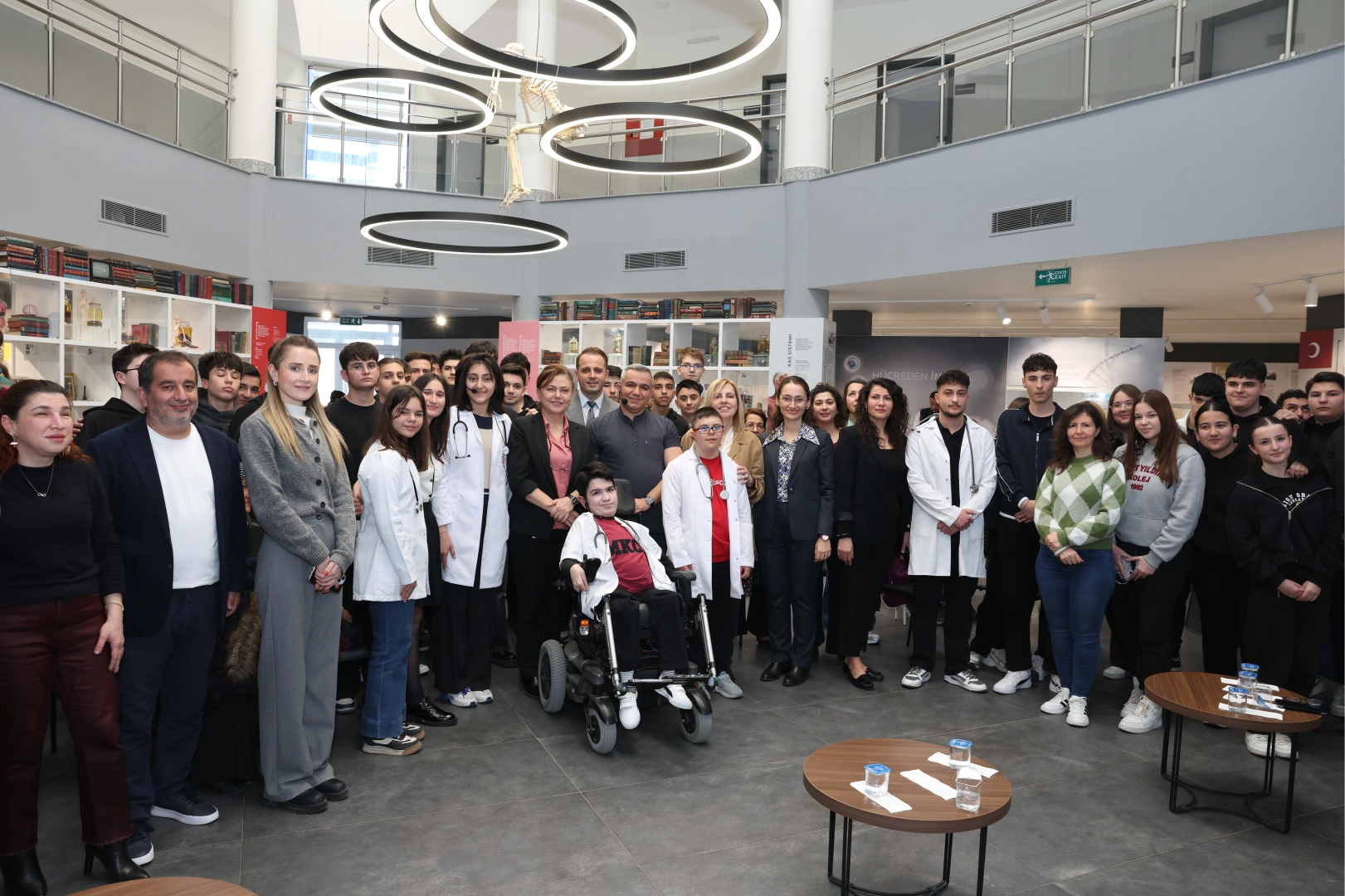 Nilüfer Belediye Başkanı Şadi Özdemir sağlık çalışanlarına teşekkür ederken