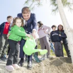 İzmir Büyükşehir Belediye Başkanı Dr. Cemil Tugay, çocuklarla birlikte fidan dikerek geleceğe nefes oluyor.