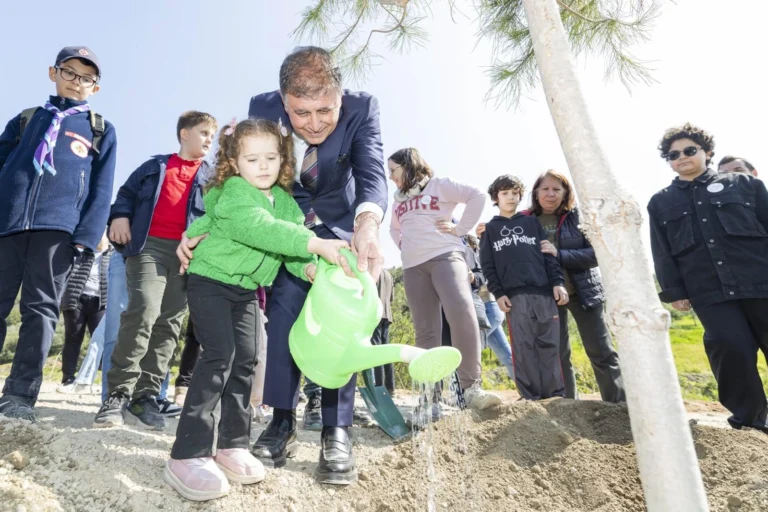 İzmir Büyükşehir Belediye Başkanı Dr. Cemil Tugay, çocuklarla birlikte fidan dikerek geleceğe nefes oluyor.