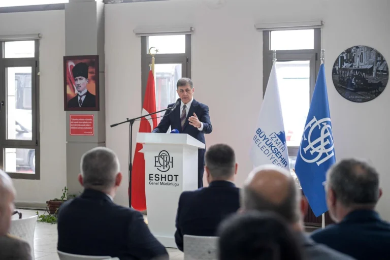 İzmir Büyükşehir Belediye Başkanı Cemil Tugay, ESHOT çalışanlarıyla bayram öncesi bir araya geldi.