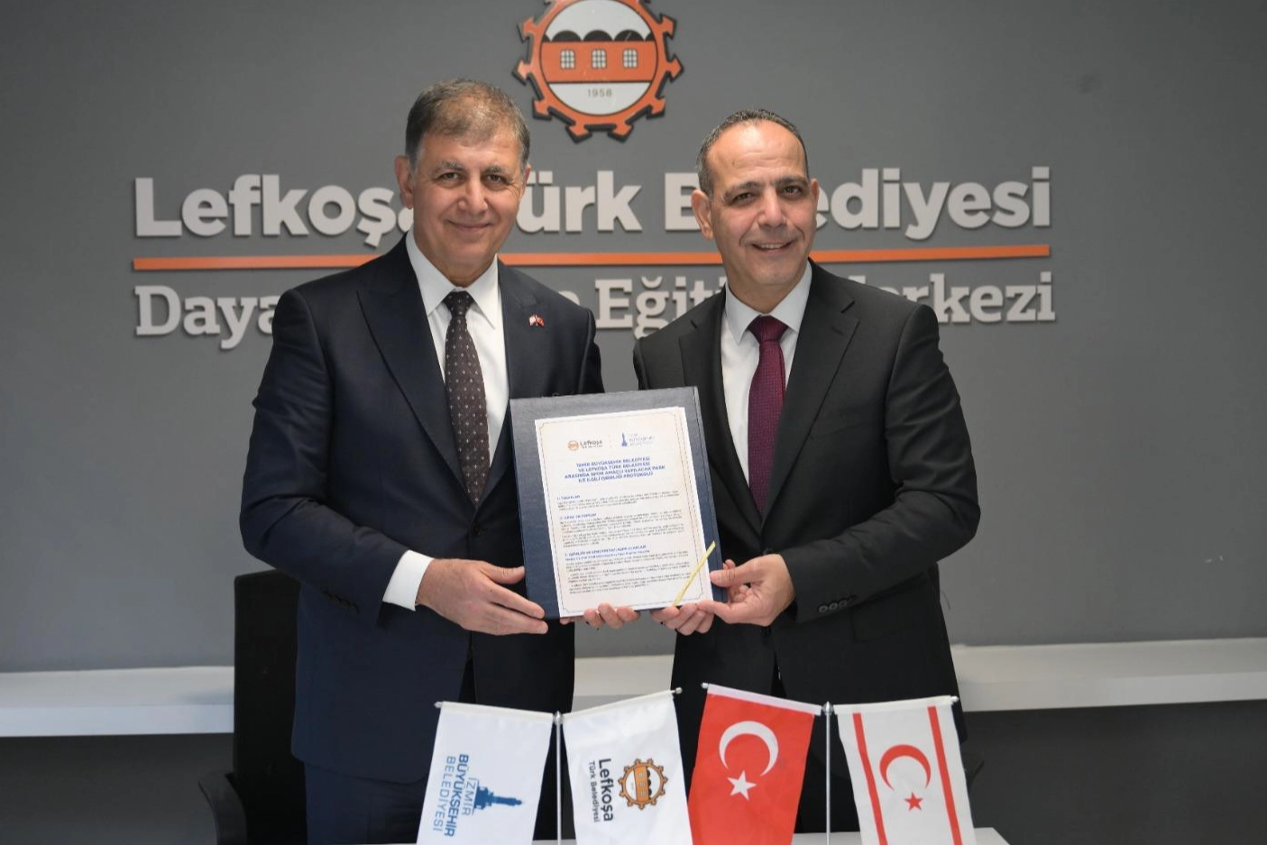 İzmir Büyükşehir Belediye Başkanı Dr. Cemil Tugay, KKTC'de spor parkı projesi için iş birliği protokolü imzaladı.