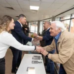 İzmir Büyükşehir Belediye Başkanı Dr. Cemil Tugay, Ramazan Bayramı'nda huzurevi sakinlerini ziyaret ederek bayramlaştı.