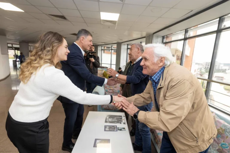 İzmir Büyükşehir Belediye Başkanı Dr. Cemil Tugay, Ramazan Bayramı'nda huzurevi sakinlerini ziyaret ederek bayramlaştı.