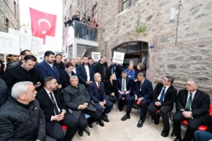 İzmir Büyükşehir Belediye Başkanı Cemil Tugay, Meslek Fabrikası'na yapılan müdahaleye karşı duruyor.