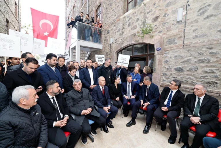 İzmir Büyükşehir Belediye Başkanı Cemil Tugay, Meslek Fabrikası'na yapılan müdahaleye karşı duruyor.