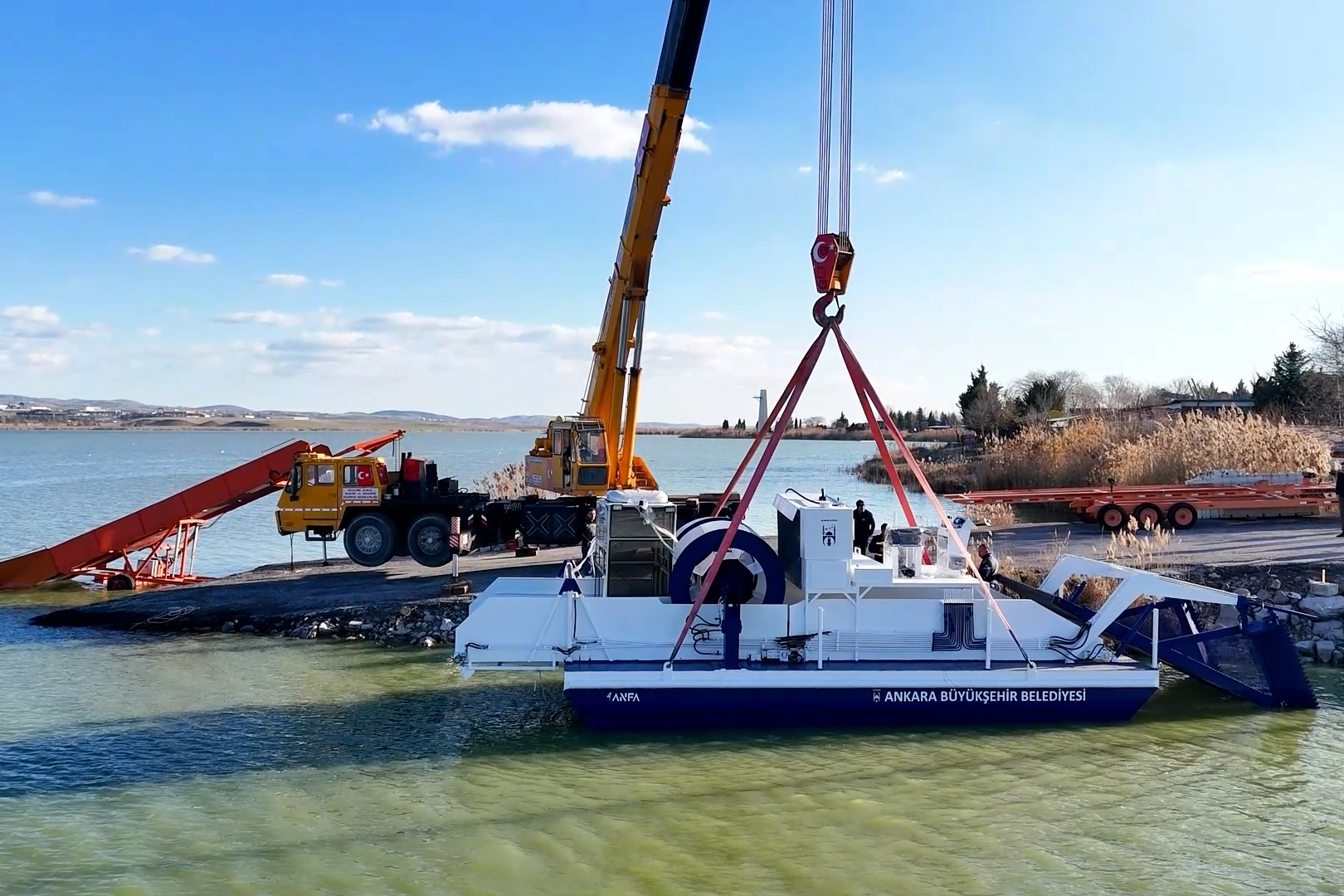 Ankara Büyükşehir Belediyesi ekipleri, Başkent'teki göletlerde temizlik ve bakım çalışması yapıyor.