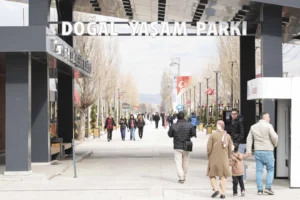 Ankaralılar Ramazan Bayramı'nı Büyükşehir Belediyesi'nin parklarında kutluyor, çocuklar oyun alanlarında eğleniyor.