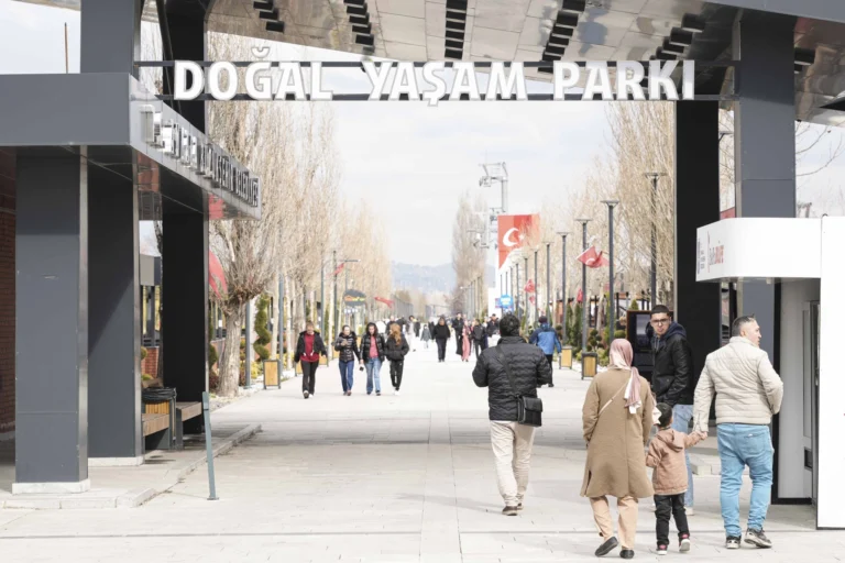 Ankaralılar Ramazan Bayramı'nı Büyükşehir Belediyesi'nin parklarında kutluyor, çocuklar oyun alanlarında eğleniyor.