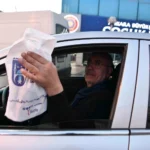 Ankara'da moto kuryelerin iftar vakti yolda kalanlara kumanya dağıttığı anı gösteren görsel