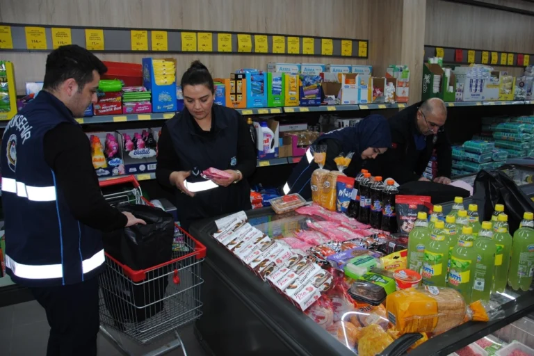 Bayram öncesi zabıta denetimlerinde tarihi geçmiş ve sahte ürünler ele geçirildi