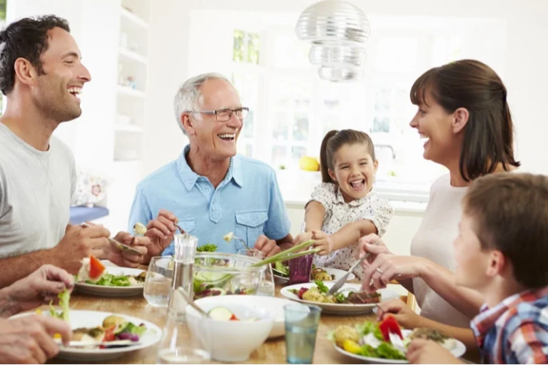 Diyetisyen Nefise Erdem, bayramda tatlı ve hamur işi tüketimine dikkat edilmesi konusunda uyarıyor.