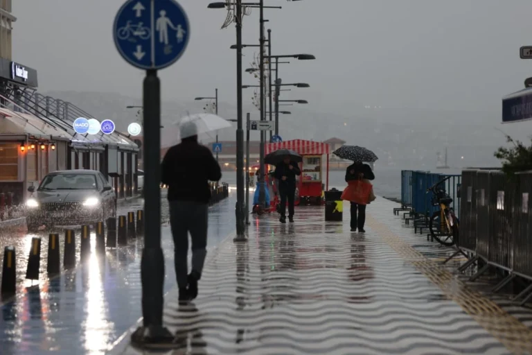 Bayramın son gününde Türkiye genelinde kuvvetli yağış ve diğer hava olaylarına karşı uyarılar yapıldı.