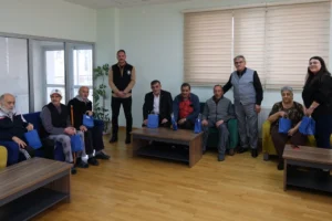 Çorum Belediyesi ekipleri hastane ve huzurevi ziyaretinde bayram paketi dağıtıyor