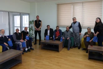 Çorum Belediyesi ekipleri hastane ve huzurevi ziyaretinde bayram paketi dağıtıyor