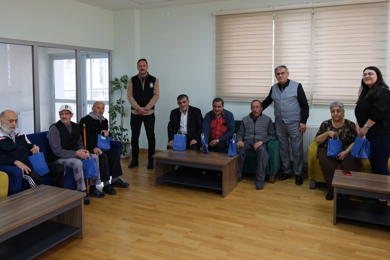 Çorum Belediyesi ekipleri hastane ve huzurevi ziyaretinde bayram paketi dağıtıyor