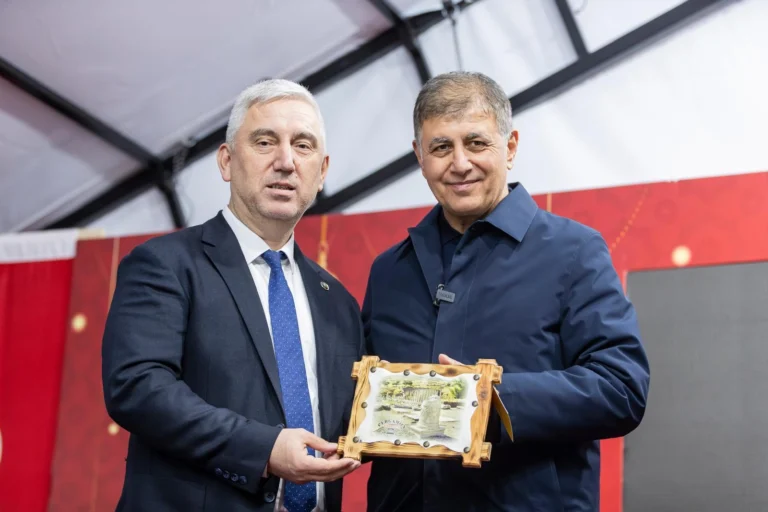 Bergama'da Tıp Bayramı iftarında İzmir Büyükşehir Belediye Başkanı Dr. Cemil Tugay ve Bergama Belediye Başkanı Prof. Dr. Tanju Çelik bir araya geldi.