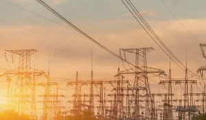 Küresel enerji piyasalarındaki dalgalanmalar ve rekor seviyelere ulaşan petrol fiyatlarını gösteren görsel