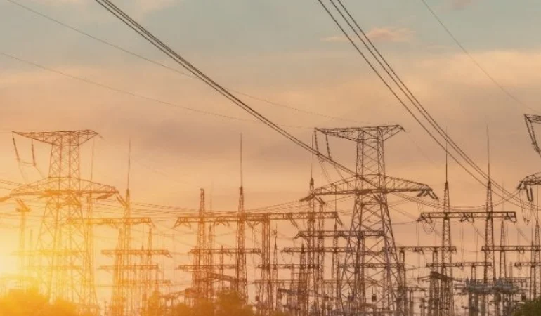 Küresel enerji piyasalarındaki dalgalanmalar ve rekor seviyelere ulaşan petrol fiyatlarını gösteren görsel