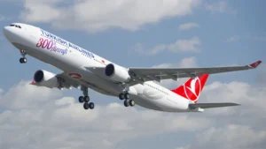 Türk Hava Yolları uçağı, yaz sezonu başlangıcını simgeliyor.