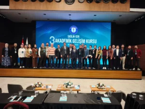 Sağlık profesyonelleri akademik gelişim kursunda eğitim alıyor