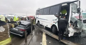 Başakşehir'de meydana gelen trafik kazasında yaralanan polis memurları ve olay yeri