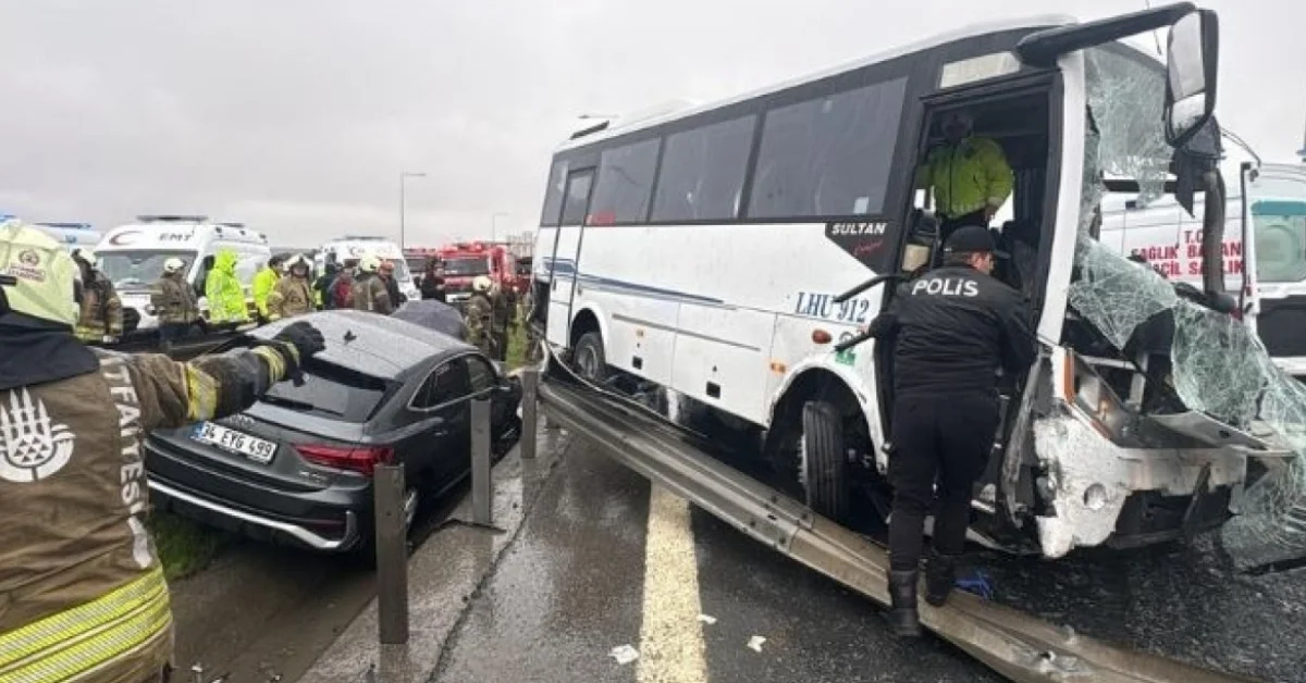 Başakşehir'de meydana gelen trafik kazasında yaralanan polis memurları ve olay yeri