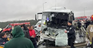 Kuzey Marmara Otoyolu Fenertepe mevkiinde meydana gelen zincirleme kazada yaralılar için sağlık ekipleri müdahale ediyor.