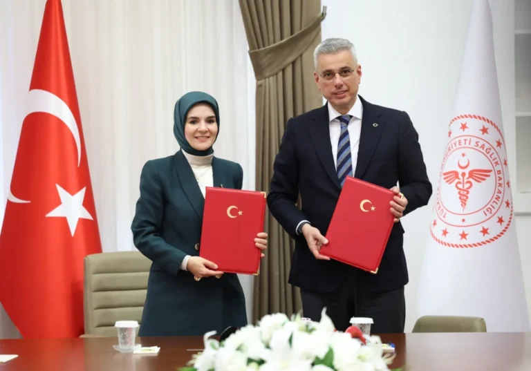 Sağlık ve sosyal hizmetlerin tek bir noktada sunulduğu entegre hizmet merkezini gösteren görsel