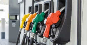 Avrupa Birliği bayrağı önünde enerji tasarrufu ve daha az seyahat konseptini temsil eden görsel