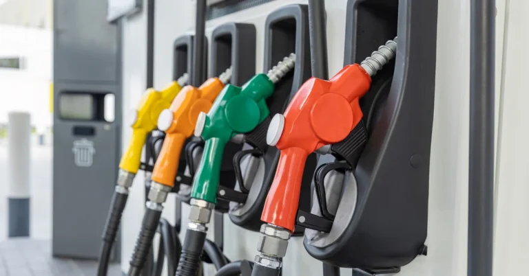 Avrupa Birliği bayrağı önünde enerji tasarrufu ve daha az seyahat konseptini temsil eden görsel