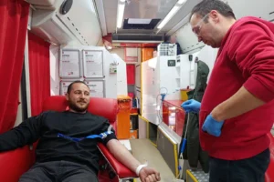 Bilecik Pazaryeri'nde düzenlenen kan bağışı kampanyasına vatandaşların yoğun ilgisi.