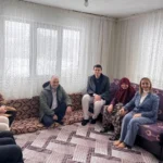 Bilecik Pazaryeri'nde ilçe protokolünün şehit annesi Refiye Çakır'ı bayram ziyaretinde bulunması