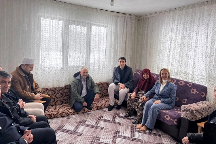 Bilecik Pazaryeri'nde ilçe protokolünün şehit annesi Refiye Çakır'ı bayram ziyaretinde bulunması