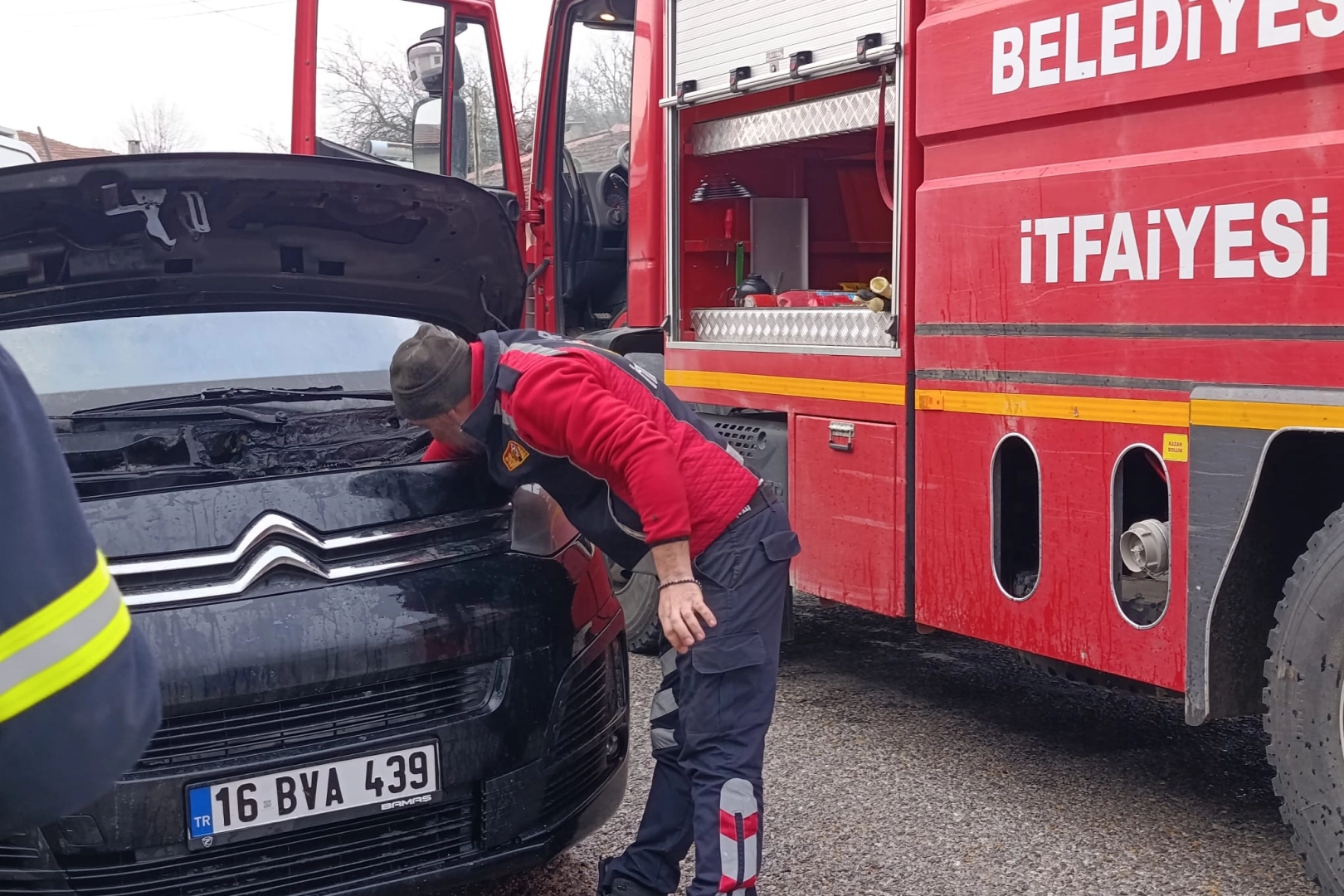 Bilecik Pazaryeri'nde seyir halindeki bir minibüsün alevler içinde kaldığı anı gösteren kapak görseli