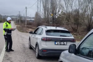 Bilecik Pazaryeri'nde trafik polisleri denetim yaparken