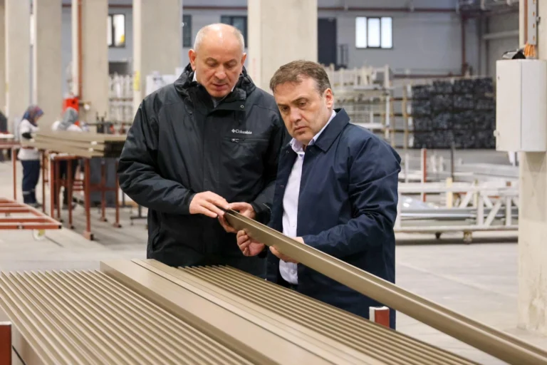 Bilecik Valisi Dr. Faruk Oktay Sözer, Prosel Alüminyum Sanayi ve Ticaret A.Ş. tesislerini ziyaret ederek üretim süreçlerini inceledi.