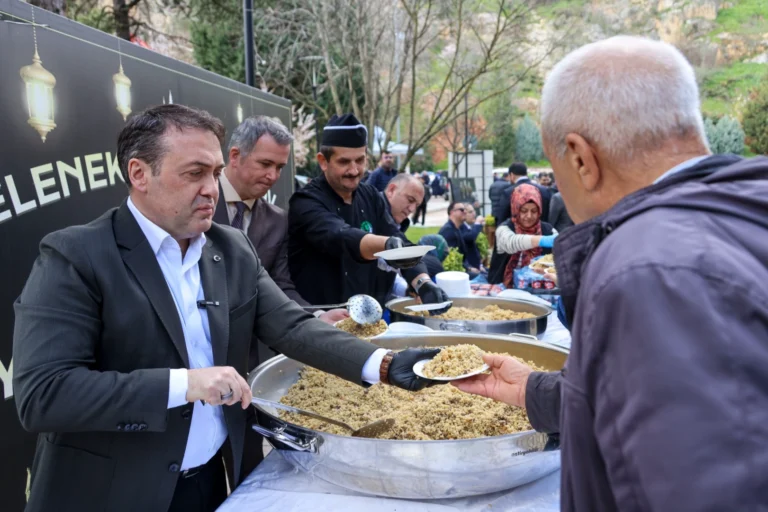 Bilecik'te Cuma günleri Şeyh Edebali Külliyesi'nde gerçekleştirilen şifalı pilav ikramı
