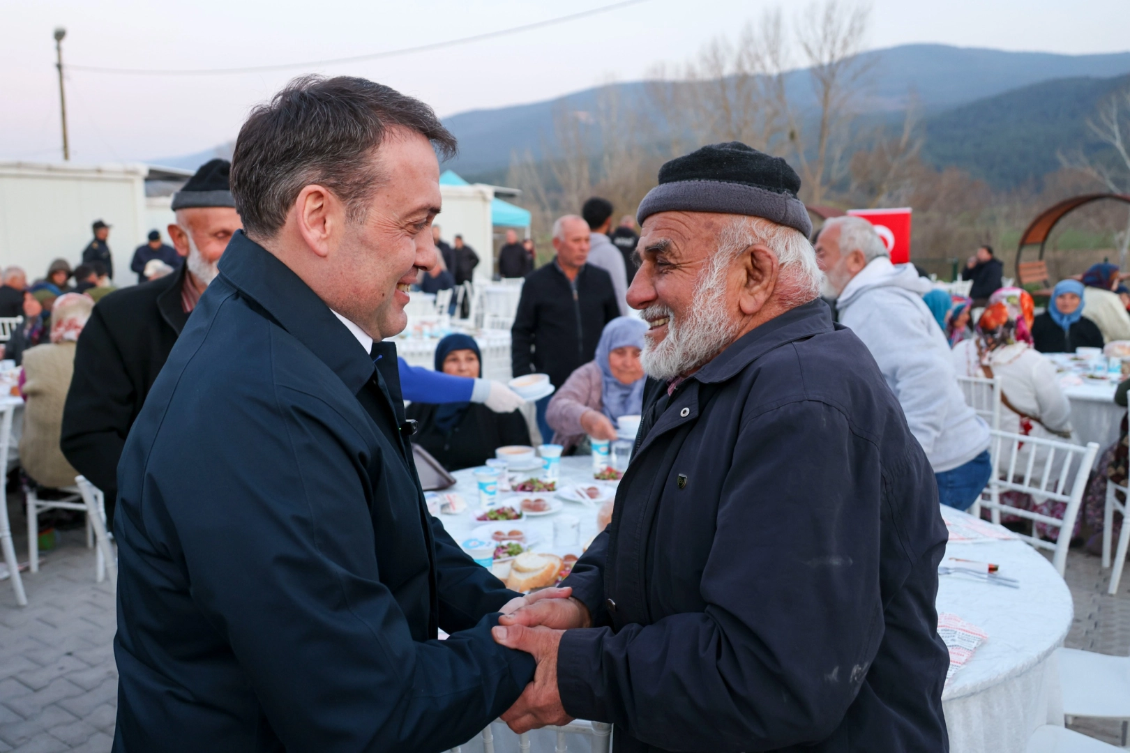 Bilecik Valisi Faik Oktay Sözer, orman yangınlarından etkilenen vatandaşlara destek ziyaretinde bulundu.