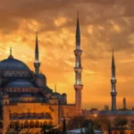 Kadir Gecesi'ni temsil eden cami ve ayet görseli