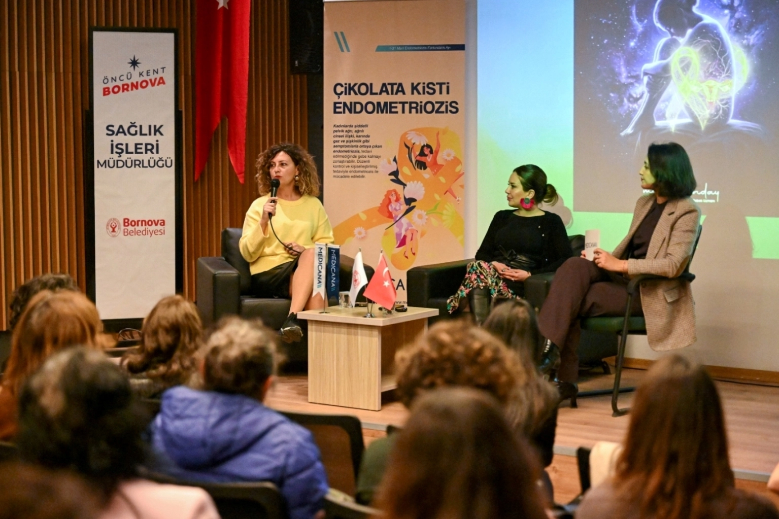 Bornova'da endometriozis farkındalık etkinliği: Kadınlar deneyimlerini paylaştı, uzmanlar hastalığı anlattı.