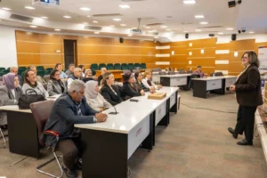 Bornova'da muhtarlara dijital iletişim ve sosyal medya kullanımı üzerine eğitim verildi.
