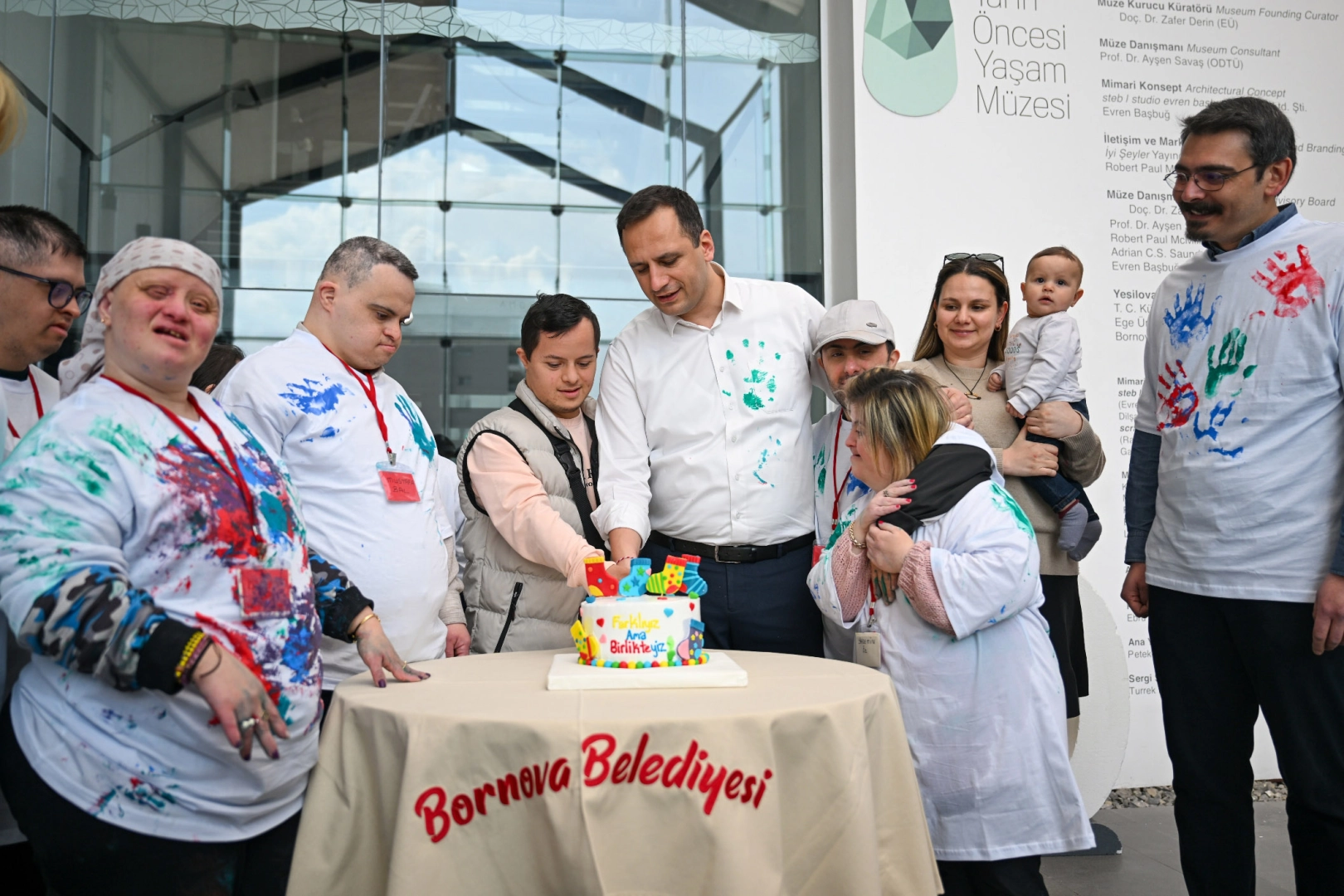 Bornova'da down sendromlu bireylerin katıldığı anlamlı etkinlikte sevgi izleri toprağa kazındı.