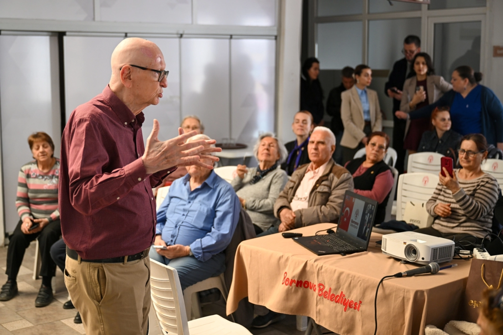 Bornova'da yaşlılar yapay zeka eğitimiyle akıllı telefon kullanmayı öğrendi.